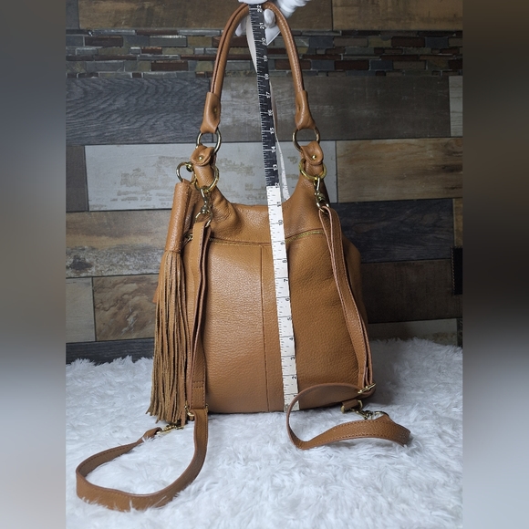 GILI Pebble Leather Shoulder/Crossbody/Convertable Backpack - Picture 4 of 12